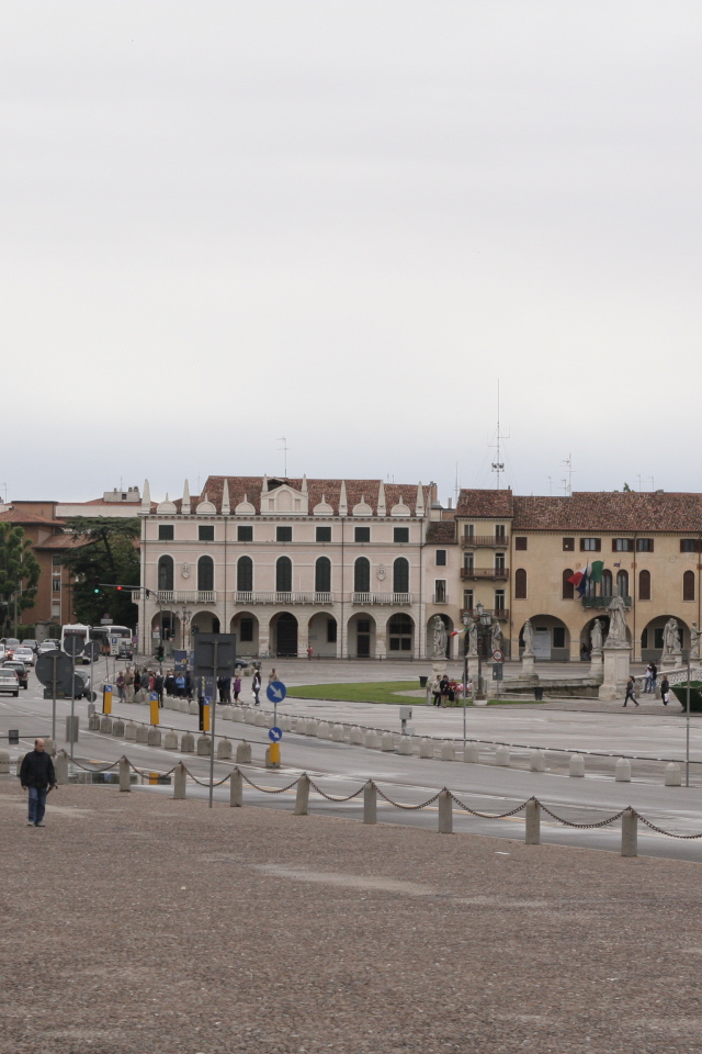 Прогулка по центральной площади в Падуе, Италия