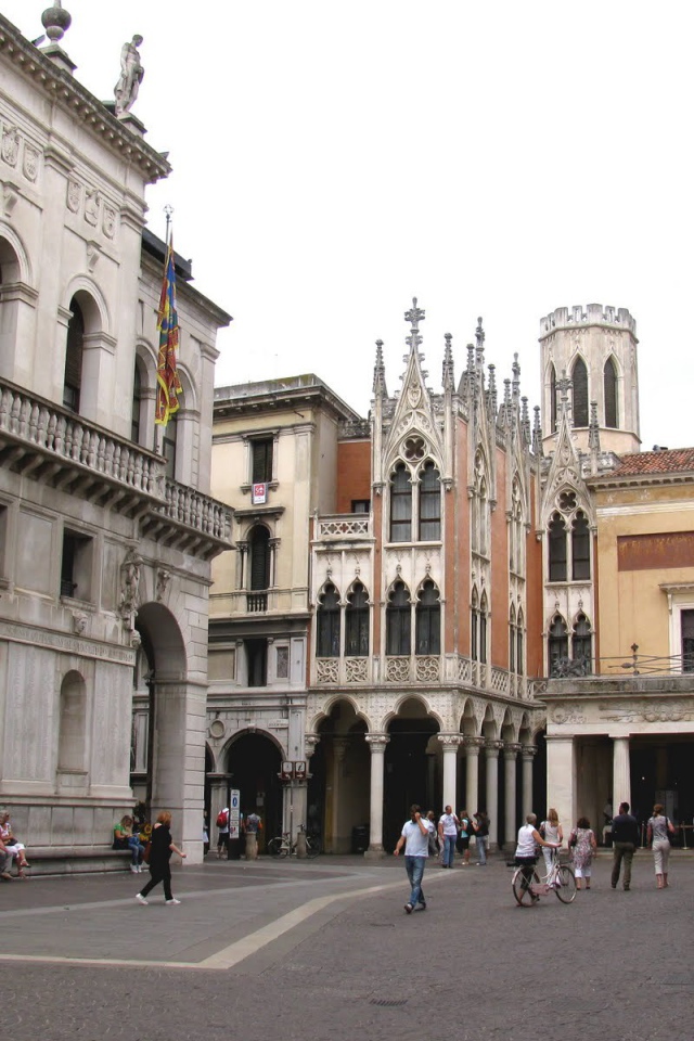 Прогулка на площади в Падуе, Италия