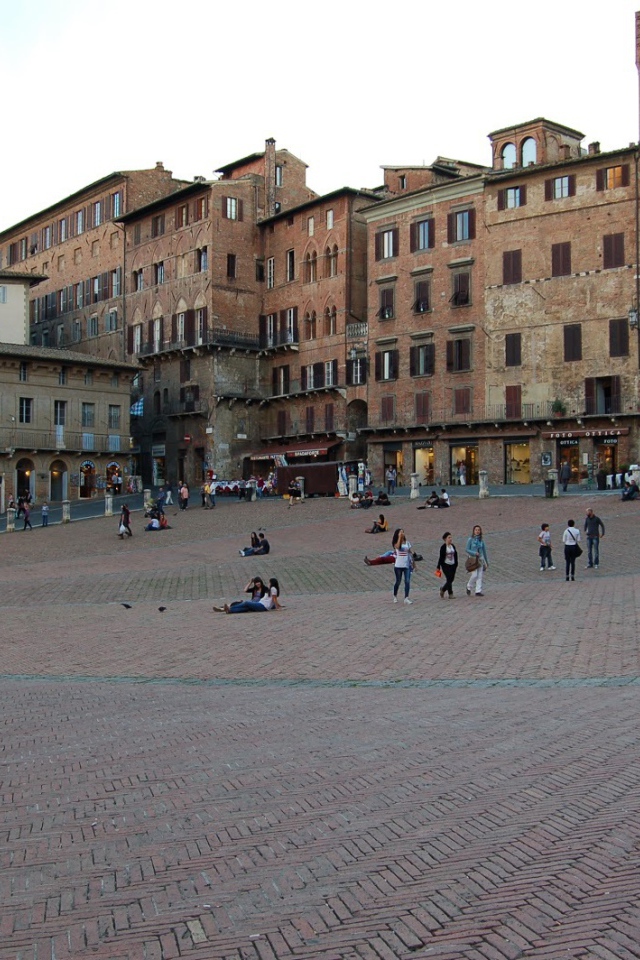 Прогулка на площади в Сиене, Италия