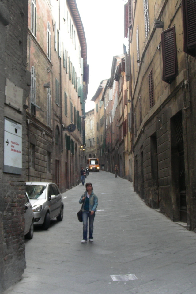 Прогулка по узким улочкам в Сиене, Италия