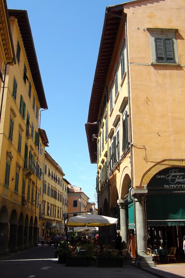 Прогулка по улице в Пизе, Италия