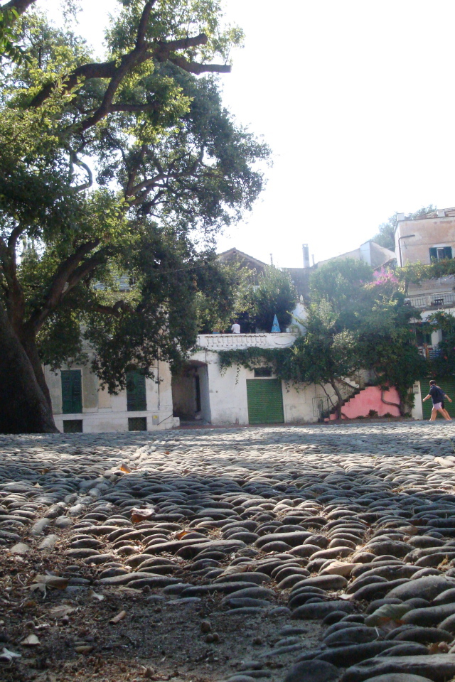 Прогулка по улице на курорте Сан Бартоломео Аль Маре, Италия