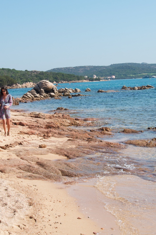 Прогулка на пляже на курорте Коста Смеральда, Италия