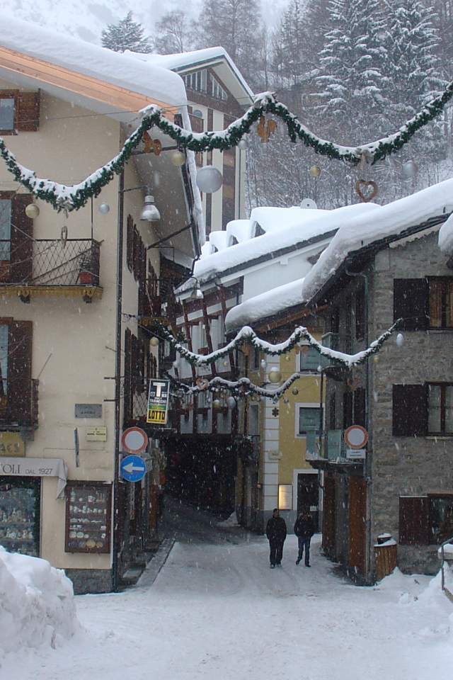 Прогулка по улицам на горнолыжном курорте Курмайор, Италия