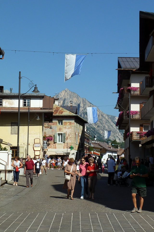 Прогулка по городу на горнолыжном курорте Кортина д'Ампеццо, Италия