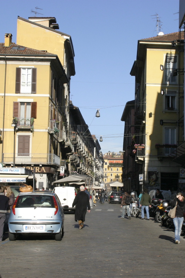 Прогулка по улицам в Милане, Италия