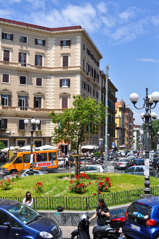 Прогулка по улицам города в Неаполе, Италия