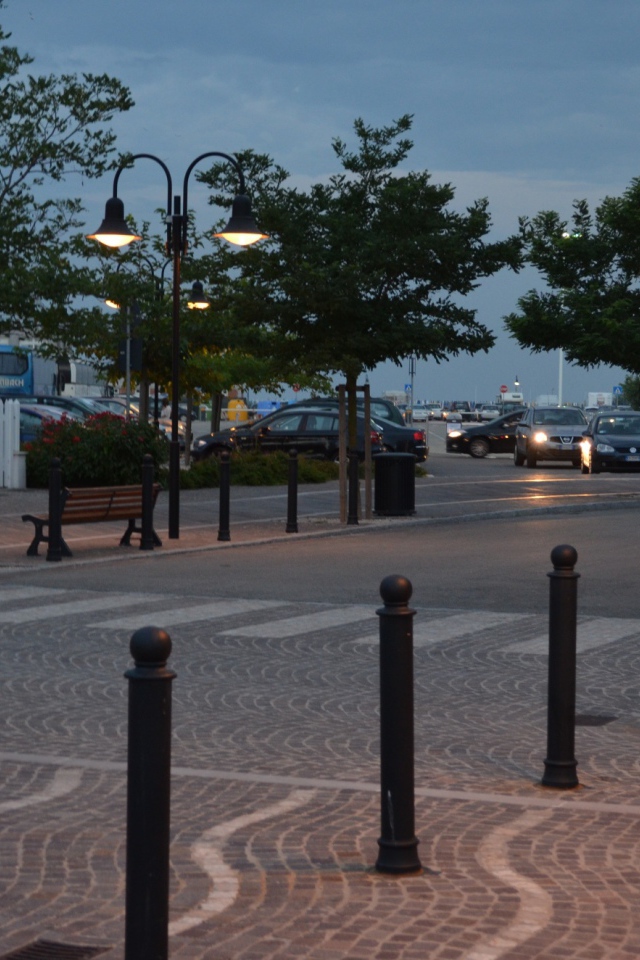 Прогулка по вечерним улицам на курорте в Римини, Италия