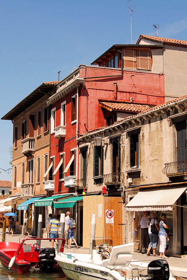 Прогулка по улицам на острове Мурано, Италия