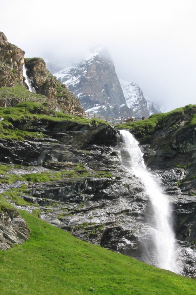 Водопад на горнолыжном курорте Червиния, Италия