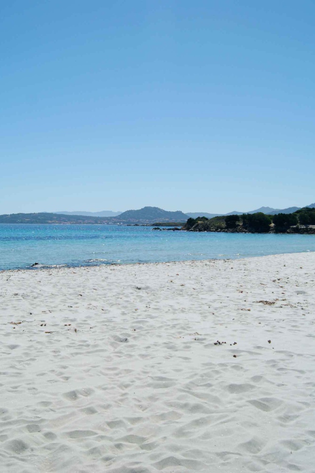 Белый пляж на курорте Коста Смеральда, Италия