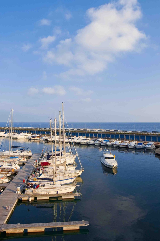 Яхты в порту в Лоано, Италия