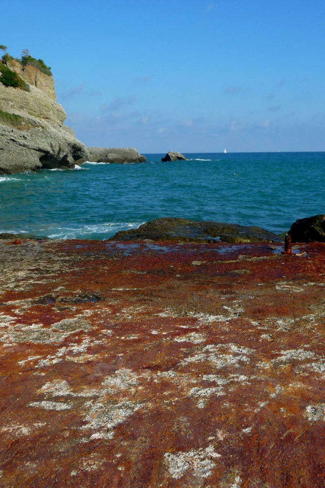 Каменистый берег на курорте Челле Лигуре, Италия