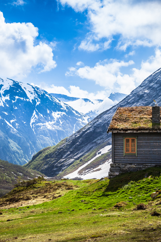 Одинокий дом в горах в Норвегии