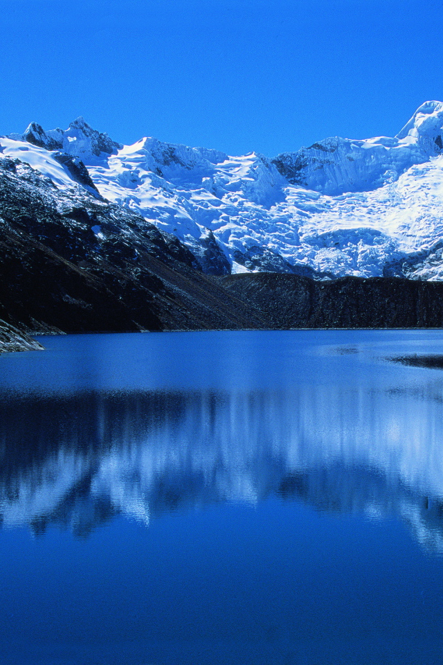 Голубое озеро в Перу