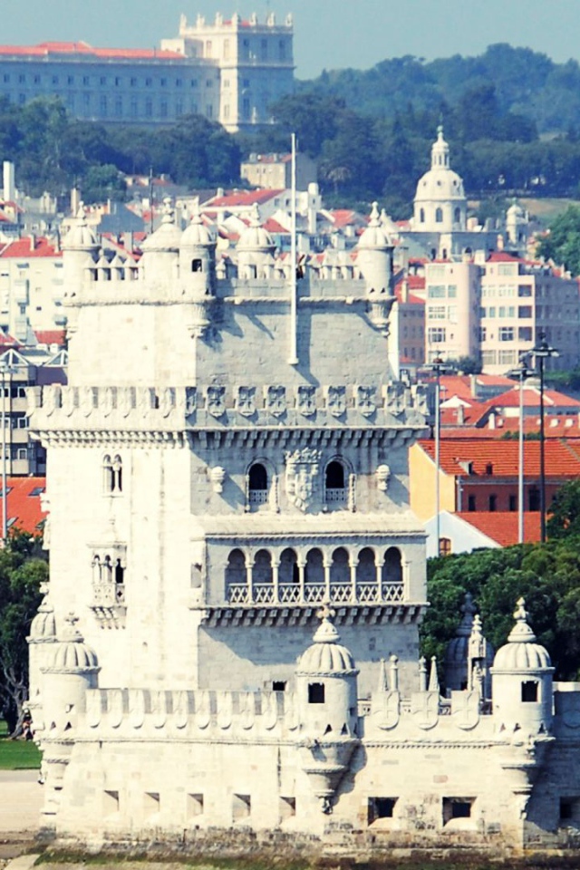 Башня Белем на фоне Лиссабона