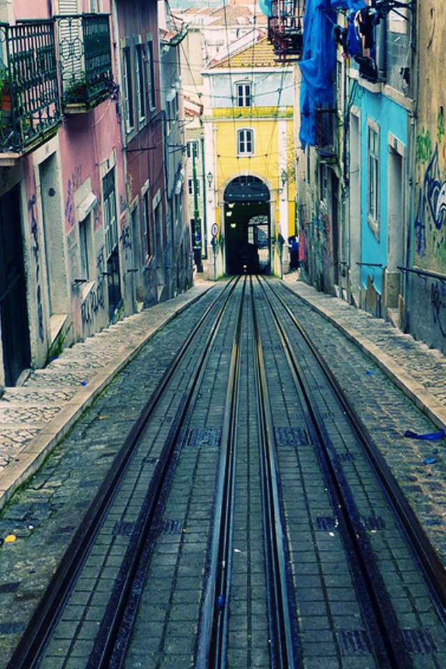 Узкая улочка в Лиссабоне