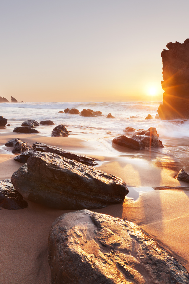 Пляж Прайя-Да-Адрага в Португалии