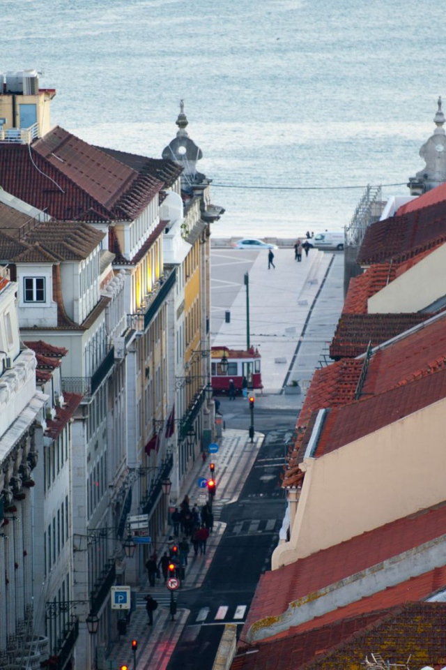 Улица у набережной в Лиссабоне