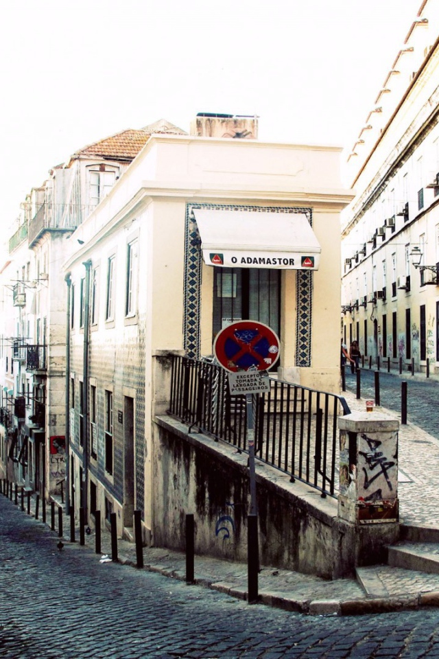 Извилистая улица в Лиссабоне