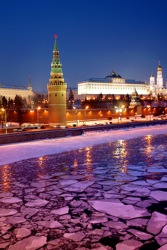 Льдины на реке у Кремля