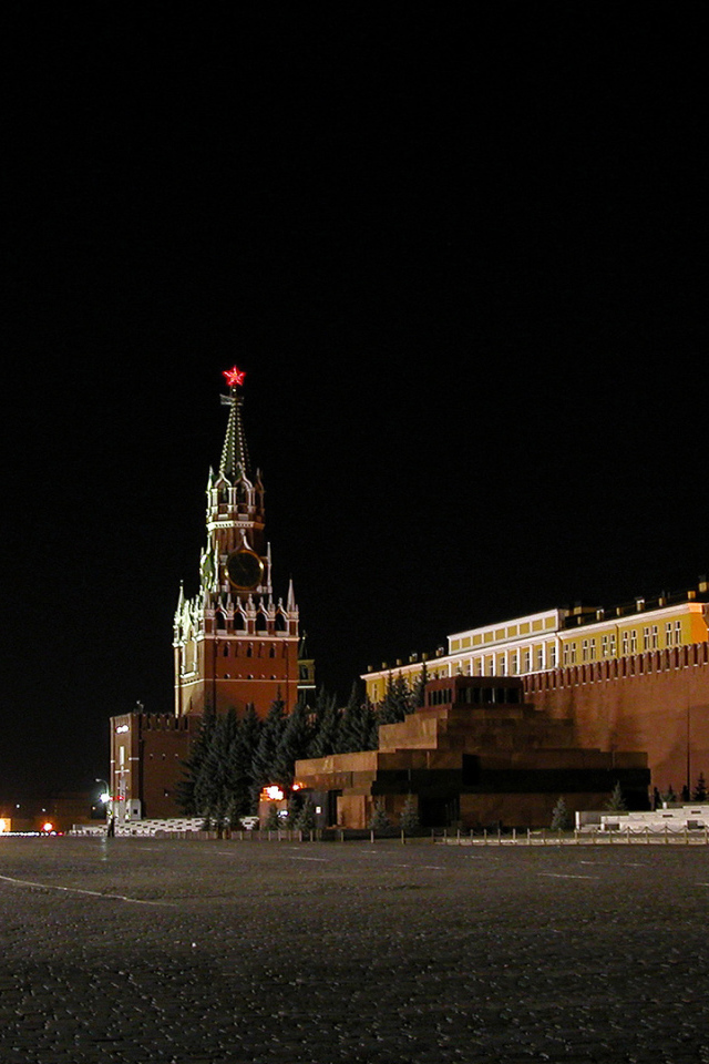 Кремль на ночной площади