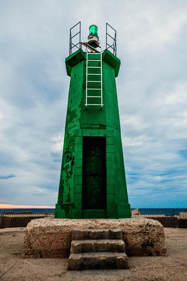 Зелёный маяк в городе Дения, Испания