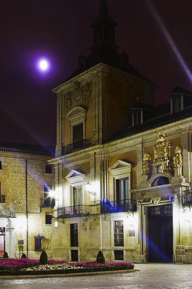 Памятник на площади в Мадриде