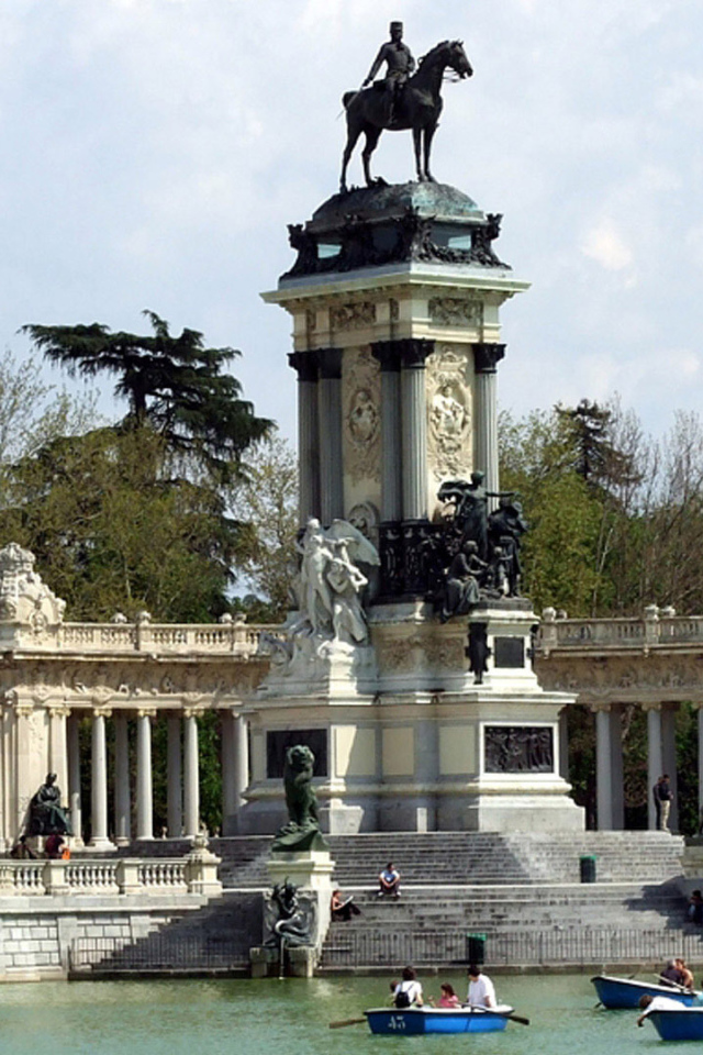 Парковая статуя в Мадриде