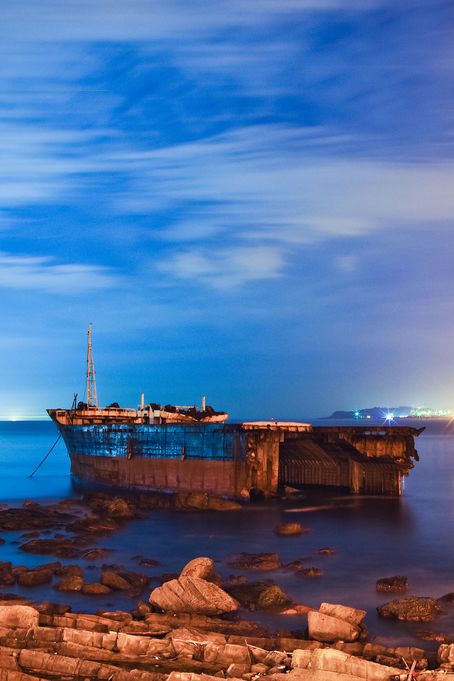 Разрушенная лодка на побережье в Тайвани