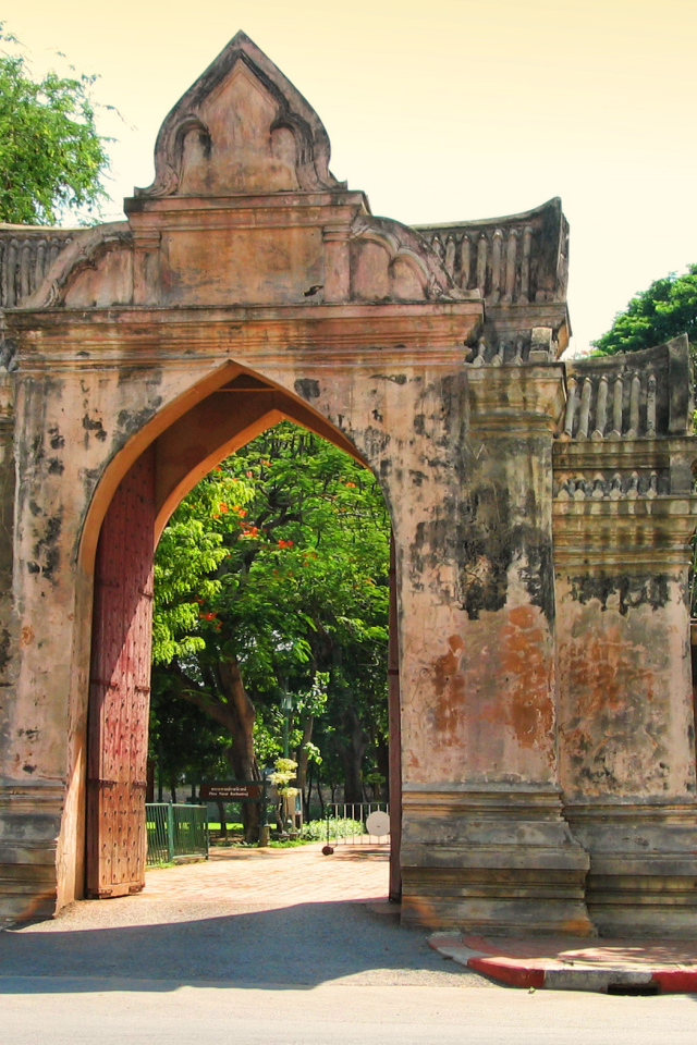 Старинная арка на курорте Лопбури, Таиланд