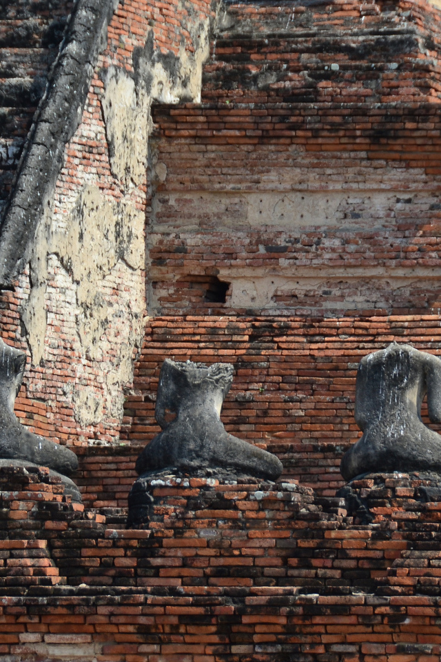 Старинные статуи на храме на курорте Лопбури, Таиланд