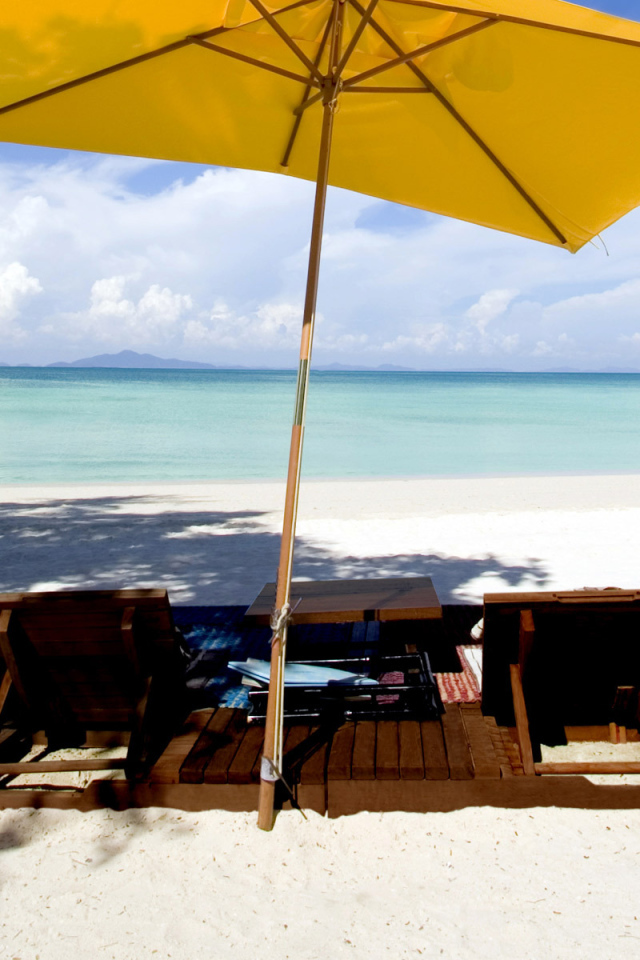 Осенний отдых на пляже на курорте Краби, Таиланд