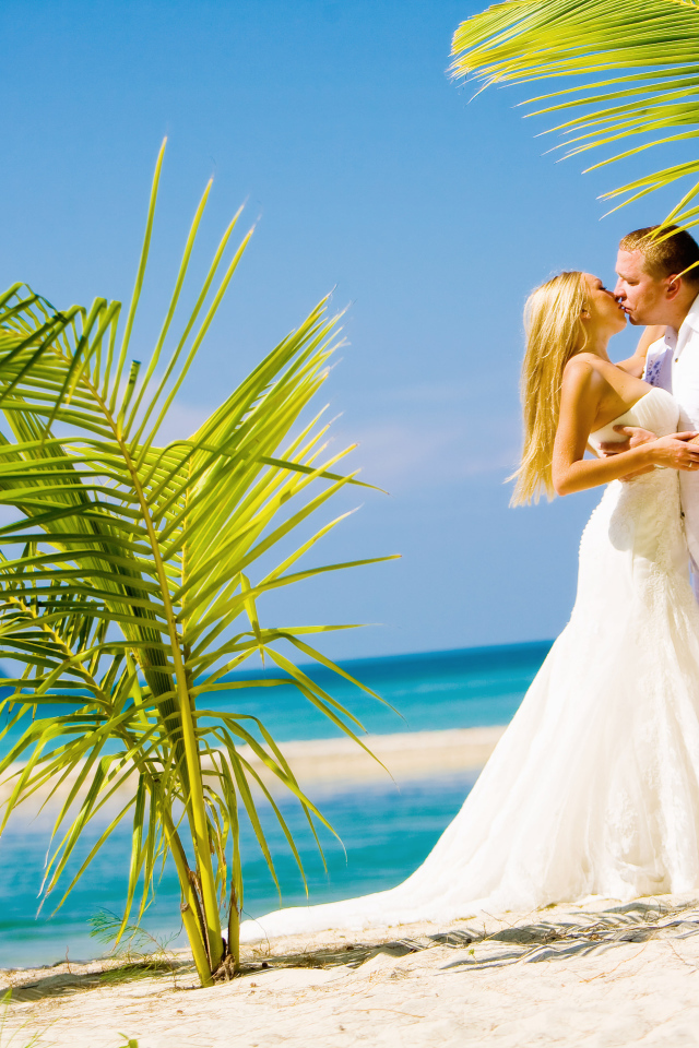 Красивая пара на пляже в Пхукете, Таиланд