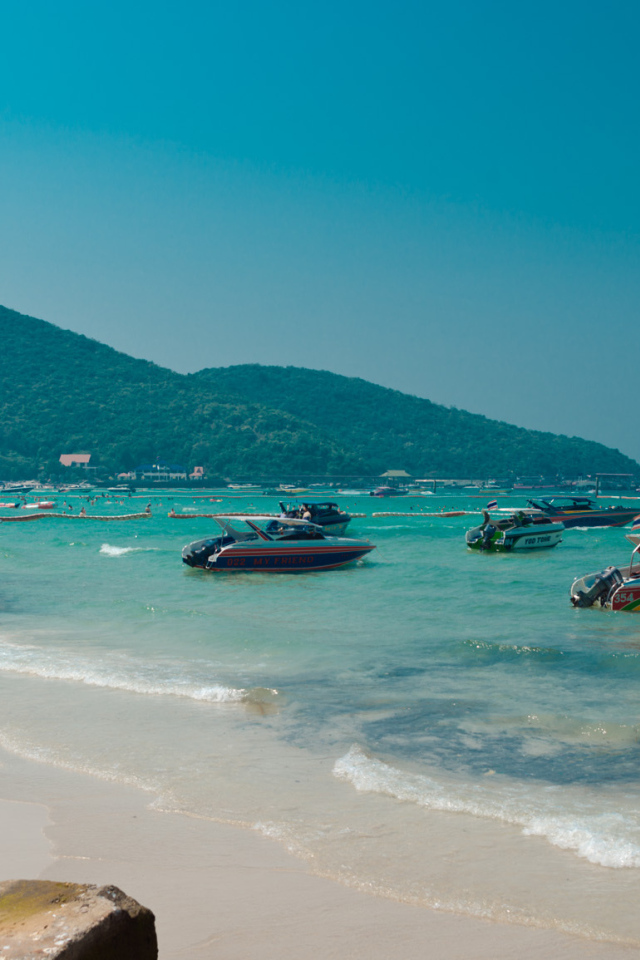 Голубая лагуна на курорте острова Ко Лан, Таиланд