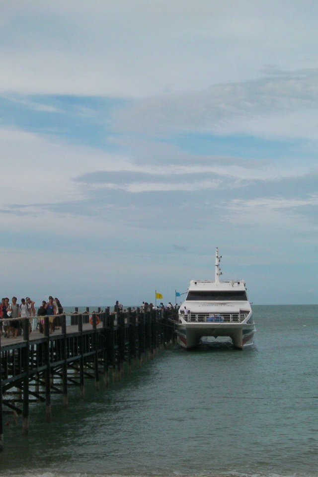 Катер у пристани на острове Тао, Таиланд