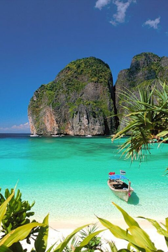 Лодка в заливе в Пхукете, Таиланд