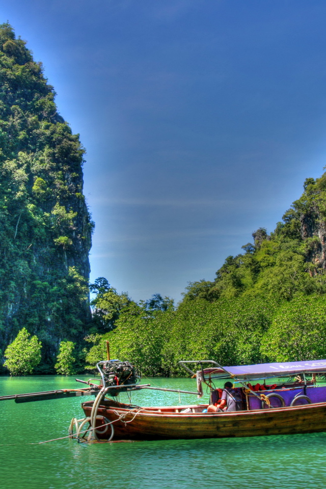 Лодка в заливе на курорте Краби, Таиланд