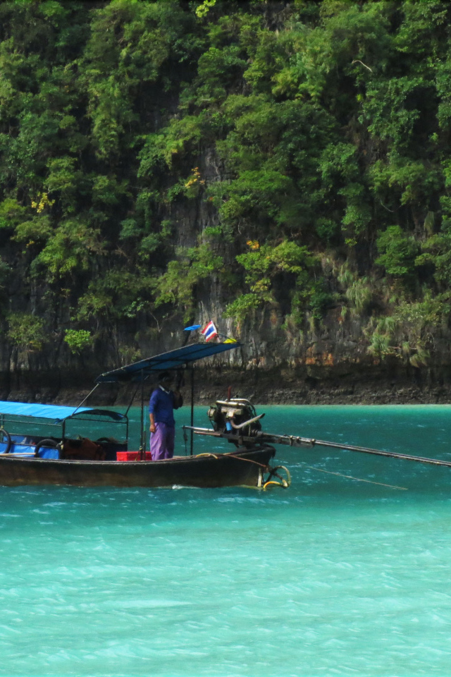 Лодка у берега острова Панган, Таиланд