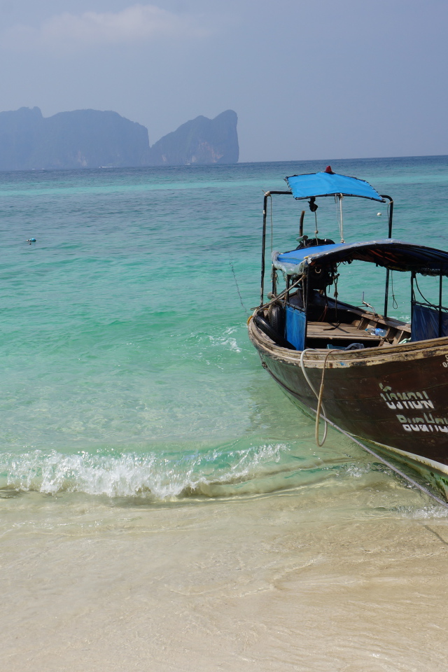 Лодка у берега в Пхукете, Таиланд