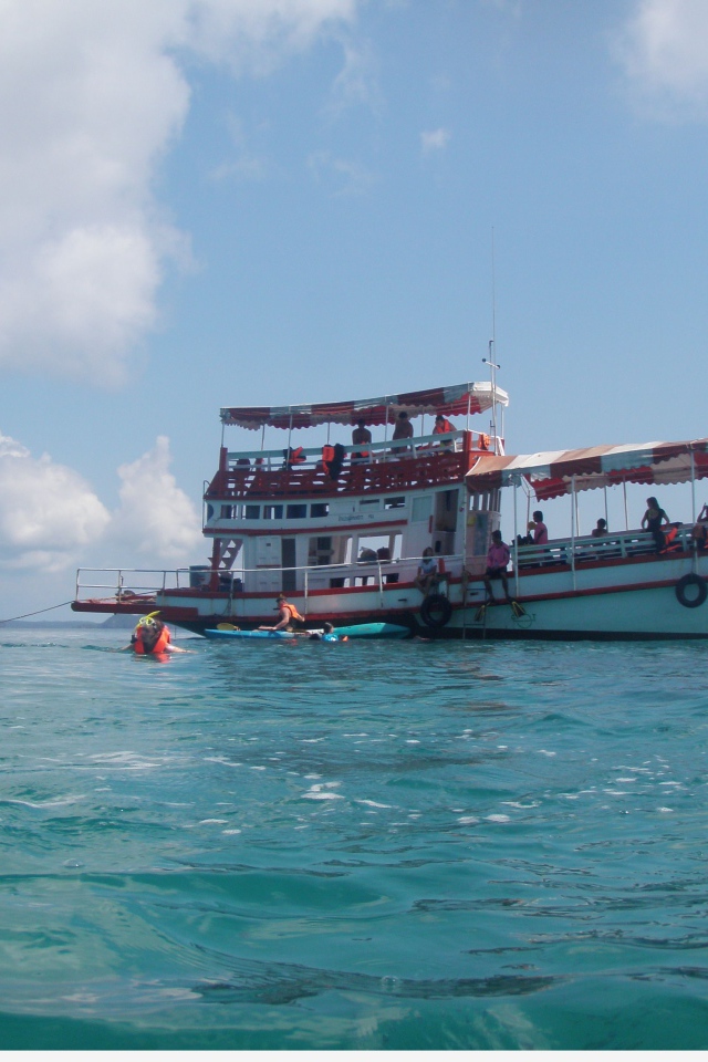 Лодка у побережья на острове Ко Куд, Таиланд