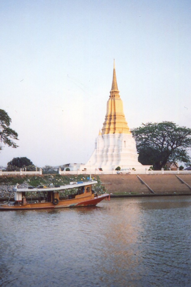 Лодка на фоне храма на курорте Лопбури, Таиланд