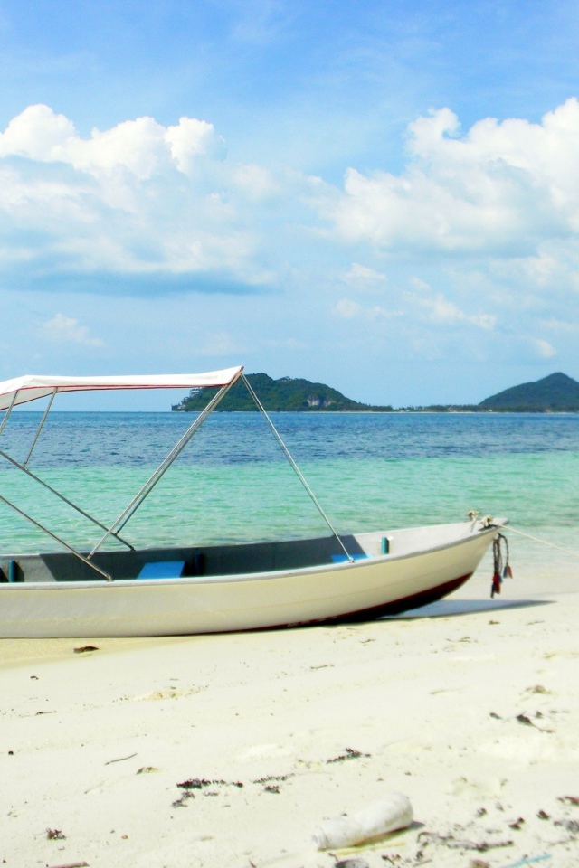Лодка на пляже на острове Тао, Таиланд