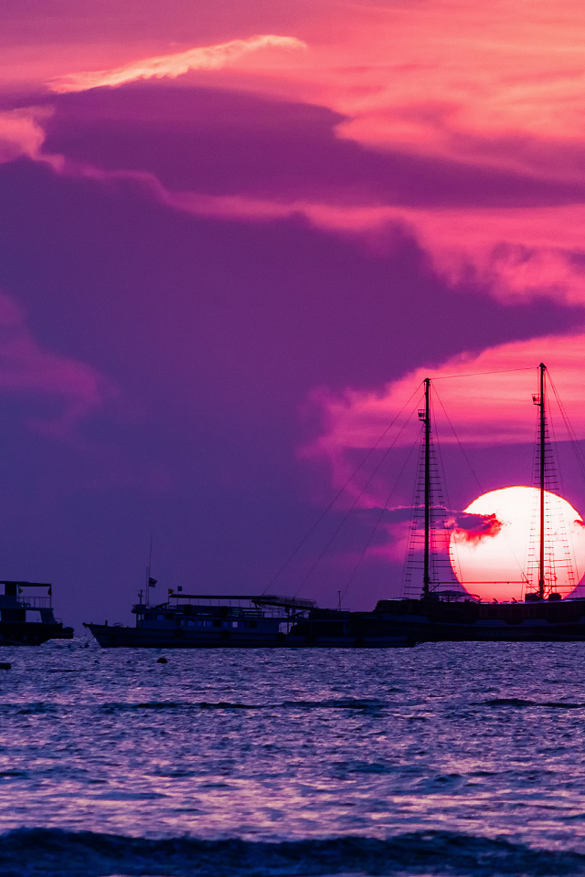 Лодки на фоне заката на курорте в Паттайе, Таиланд