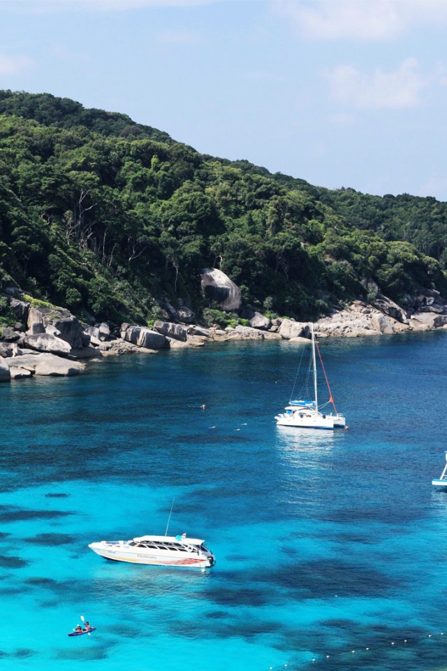 Лодки в заливе на острове Чанг, Таиланд