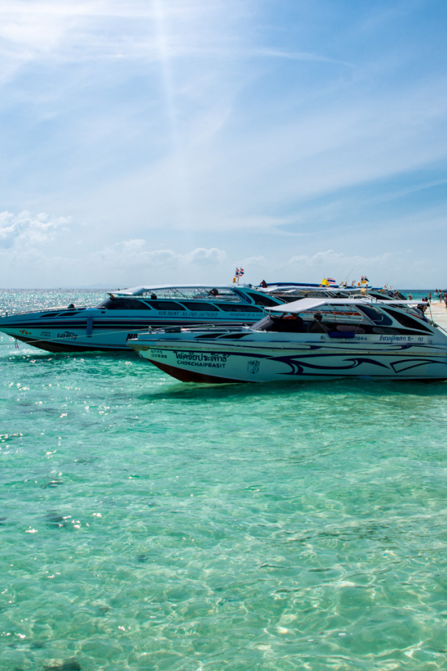 Катера у берега на курорте Краби, Таиланд