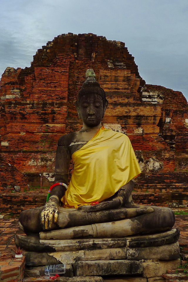 Будда на фоне развалин храма на курорте Аютайя, Таиланд