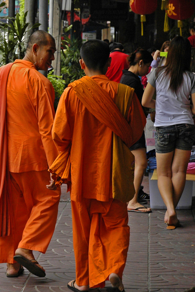 Буддийский монахи на улице в Бангкоке, Таиланд
