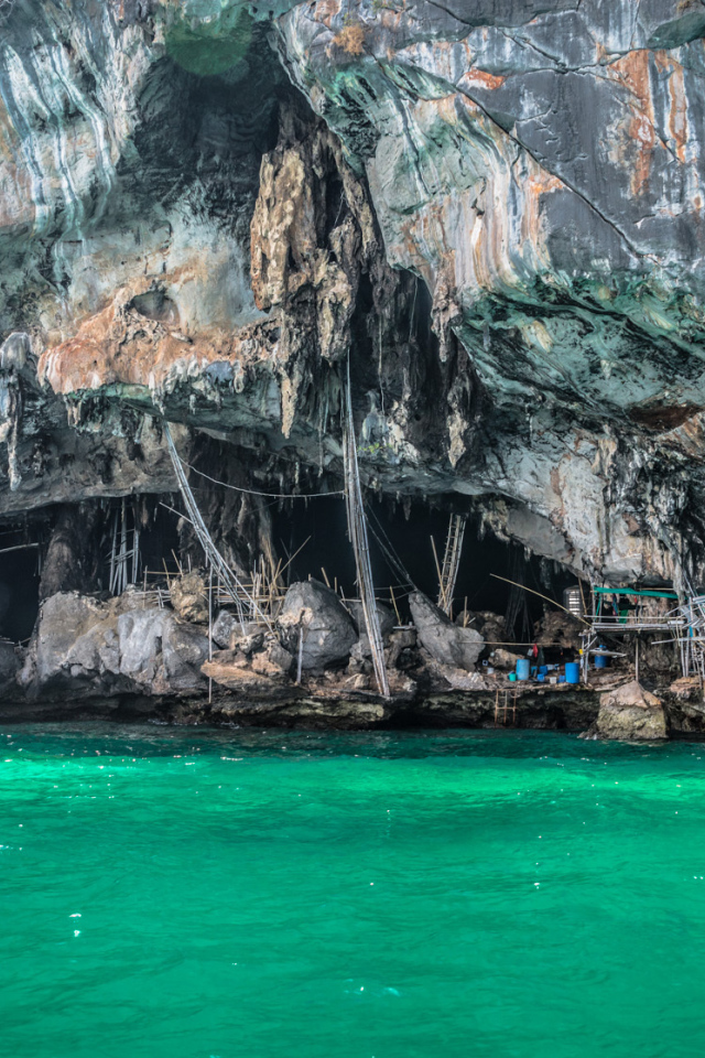 Пещера у берега на курорте острова Ко Лан, Таиланд