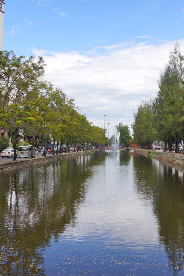 Канал в городе на курорте Чианг Рай, Таиланд